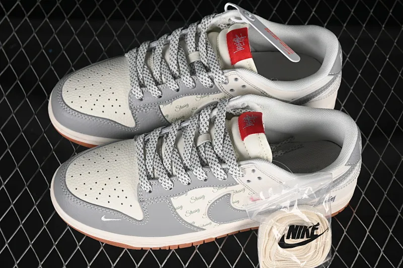 All categories Nk SB Dunk Series Nk SB Dunk Low High-end customization Low-top sneakers Nike SB Dunk Low Stusi co-branded Beige raw rubber Anniversary high-end customization Low-top casual sneakers XS6089-531